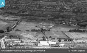 Extract from Aerofilms Ltd photo EAW005475 from 1947 showing Heavy Anti-Aircraft Battery ZE10 in a field adjacent to Cheney Row Park within the Folly Lane Triangle. Copyright Historic England.